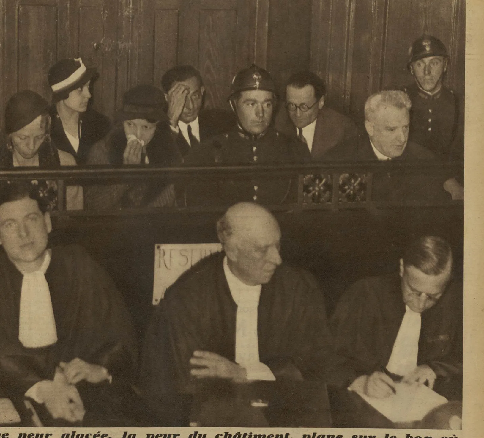 Catherine, Philomène et Sarret sur le banc des accusés, derrière leurs défenseurs.