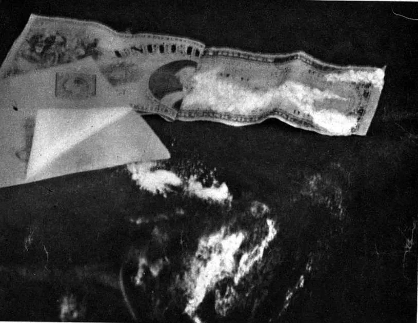 Une cachette présentée par le journal : deux billets réunis autour de la marchandise.
