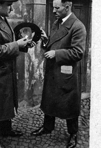 Un chapeau examiné : une image explicative, pas une arrestation identifiée.
