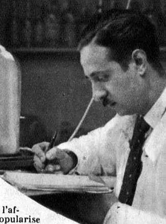 Un chimiste relève les résultats d’une expertise.