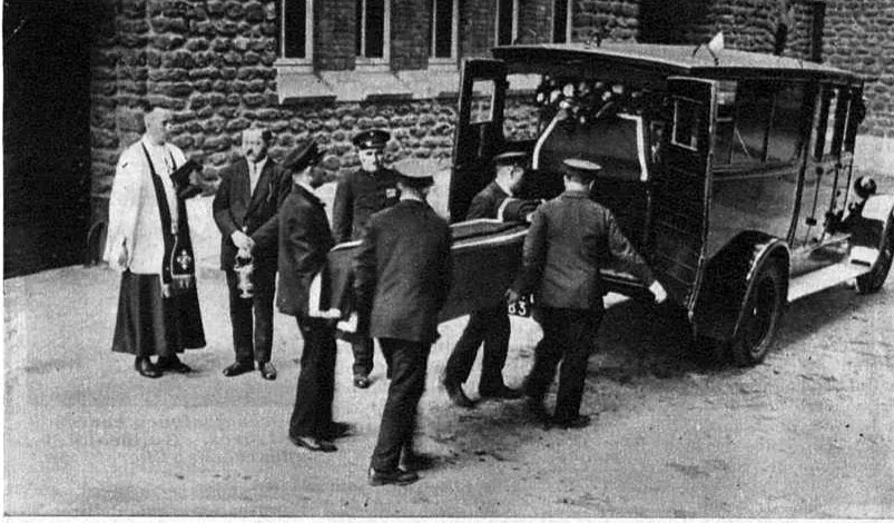 Le départ du corps d’Edgar de la Morgue vers le cimetière de Thiais.