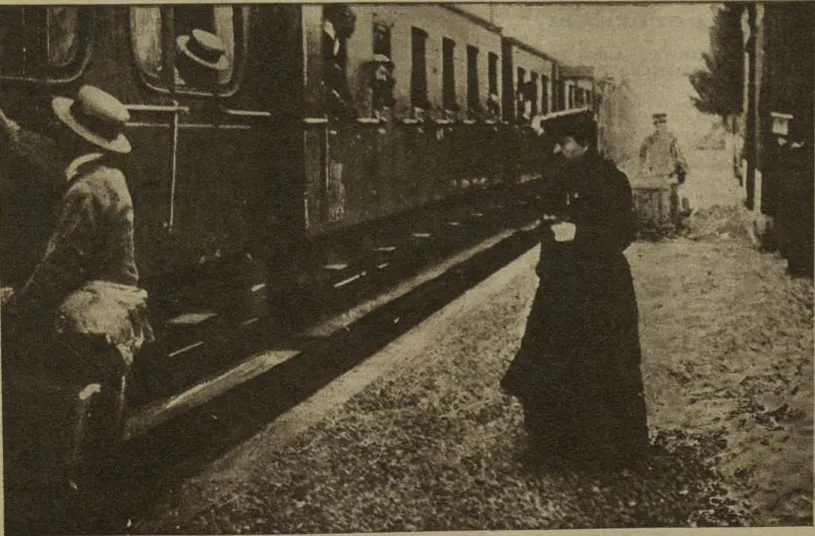Thérèse Humbert attend son train après sa sortie de prison.