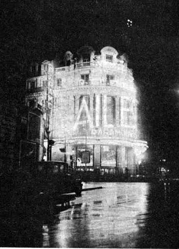 Les façades éclairées du Paris nocturne.