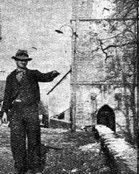 M. Curti, maire de Cernay-l’Église, devant l’église du village.