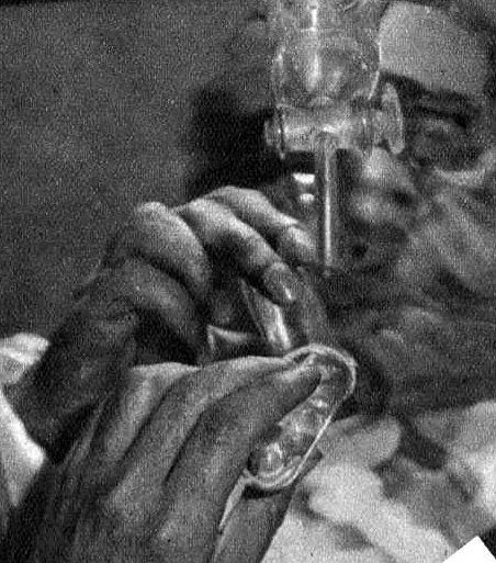 Un reflet dans la cuve à mercure du laboratoire.