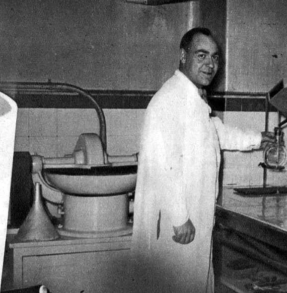 Un opérateur dans le laboratoire ; derrière lui, l’appareil destiné à préparer les prélèvements.