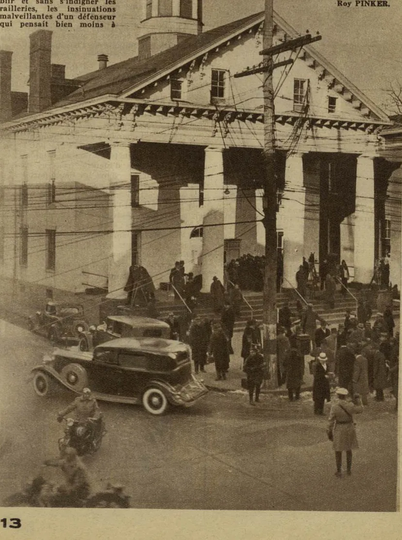 Reporters et curieux devant le palais de justice de Flemington.
