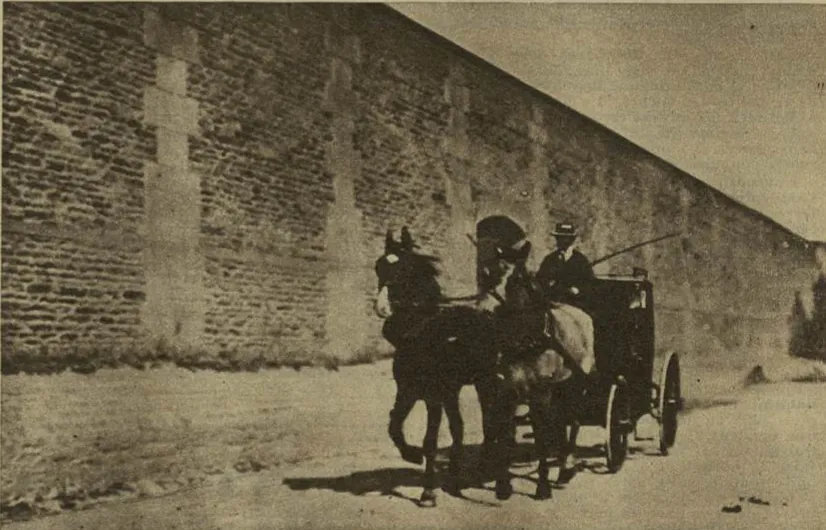 Le départ de Thérèse Humbert après sa détention à Rennes, photographié pour la presse.