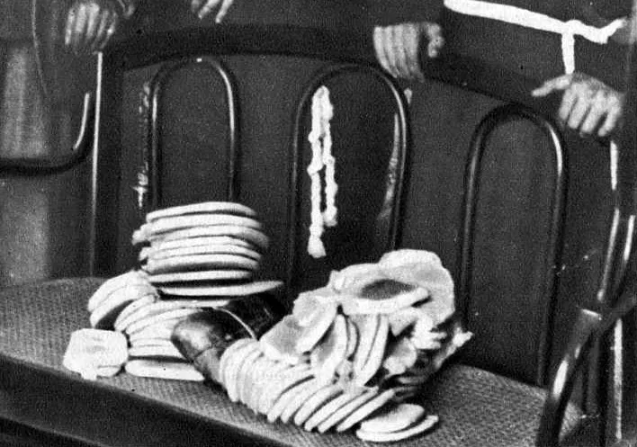 Les habits et les paquets montrés dans le dossier d’Alexandrie.